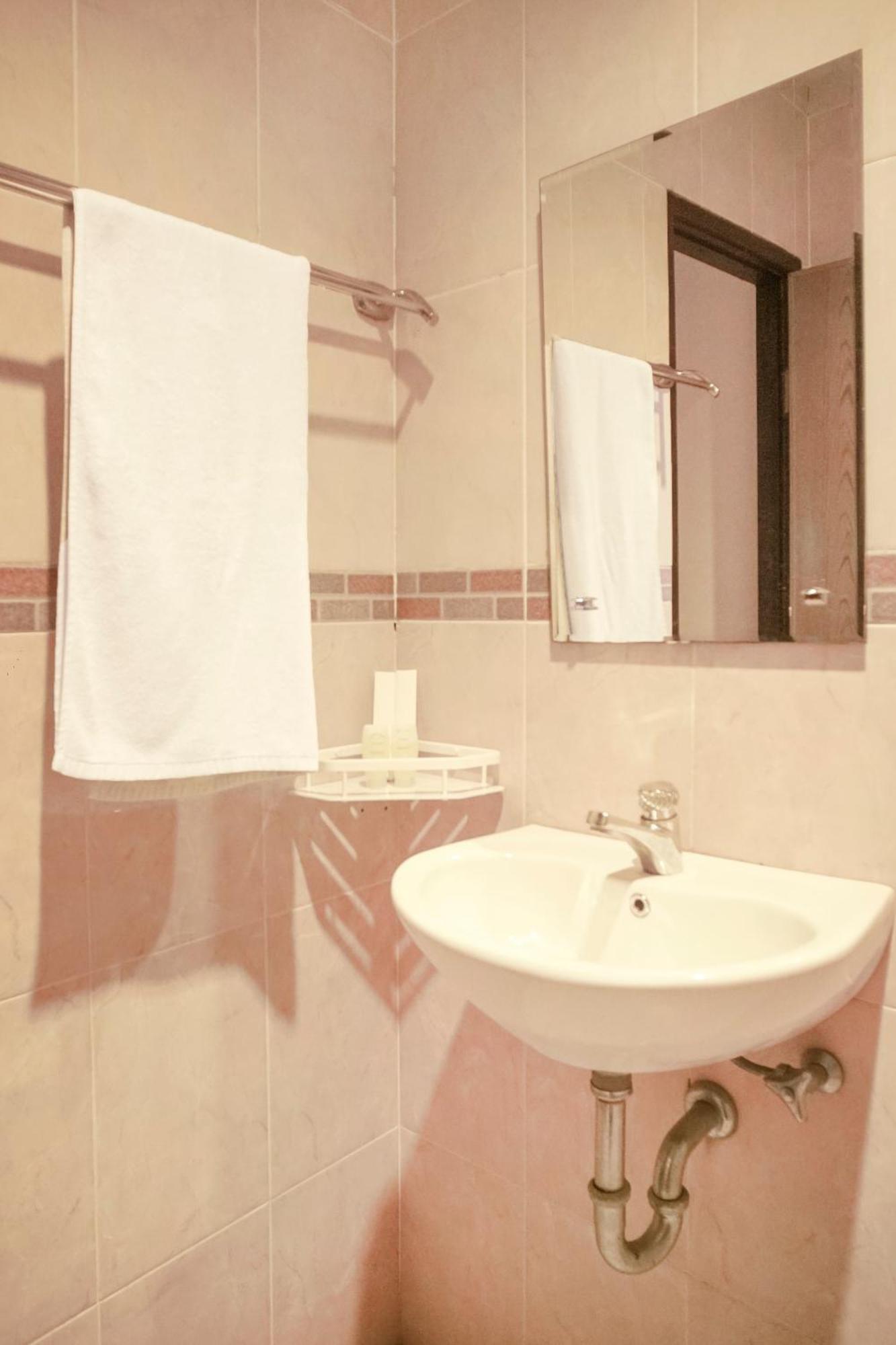 Capital O 142 Hotel Al Furqon Syariah Palembang Bagian luar foto